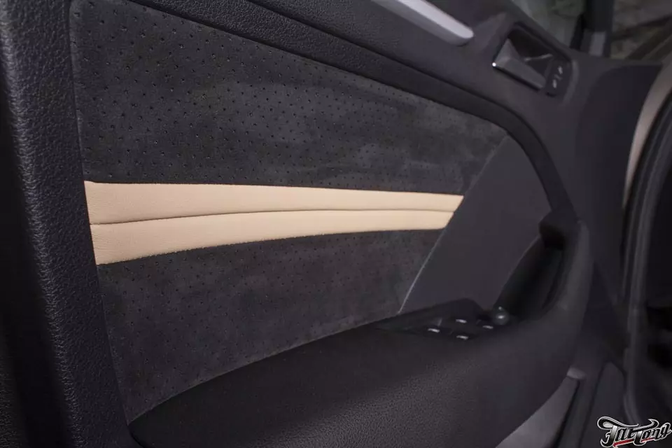 Audi A3. Пошив сидений, дверных вставок и руля в итальянскую кожу и алькантару. Установка подогрева руля.
